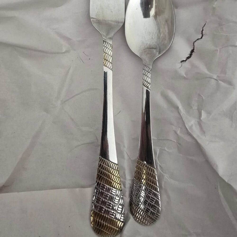 Textured Handle Stainless Steel Set Elegant Two-Tone Design